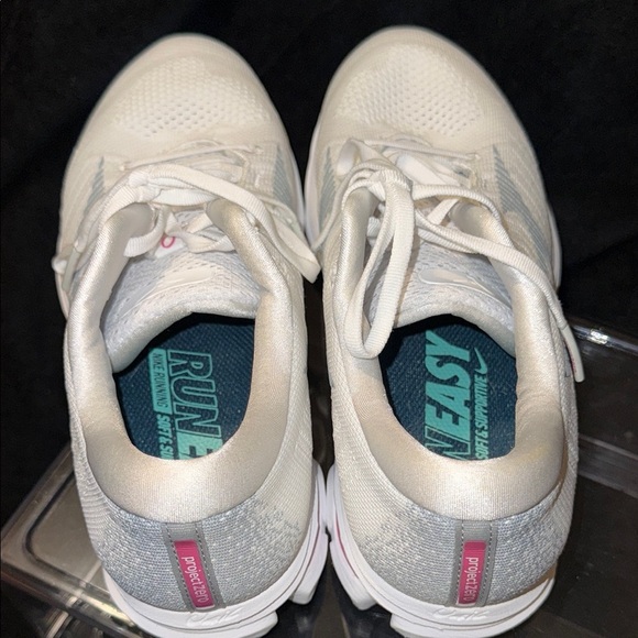 Nike White Athletic Shoes with Breathable Mesh and Sleek Design - Picture 7 of 14